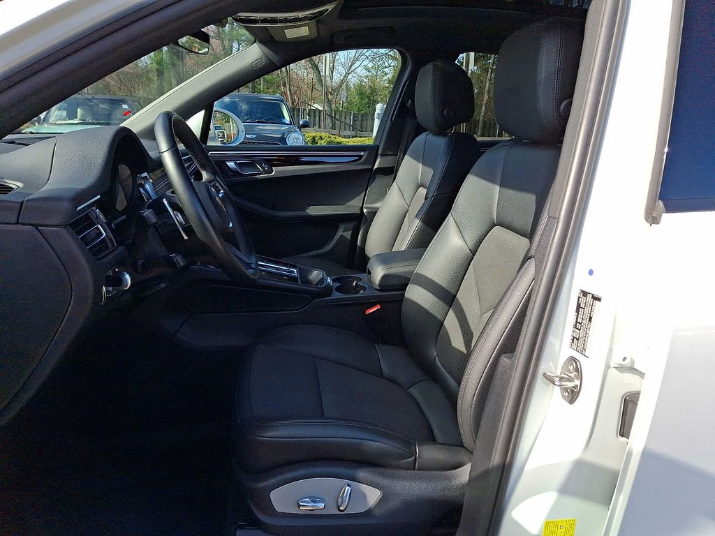 Thumbnail: 2022 Porsche Macan - 10