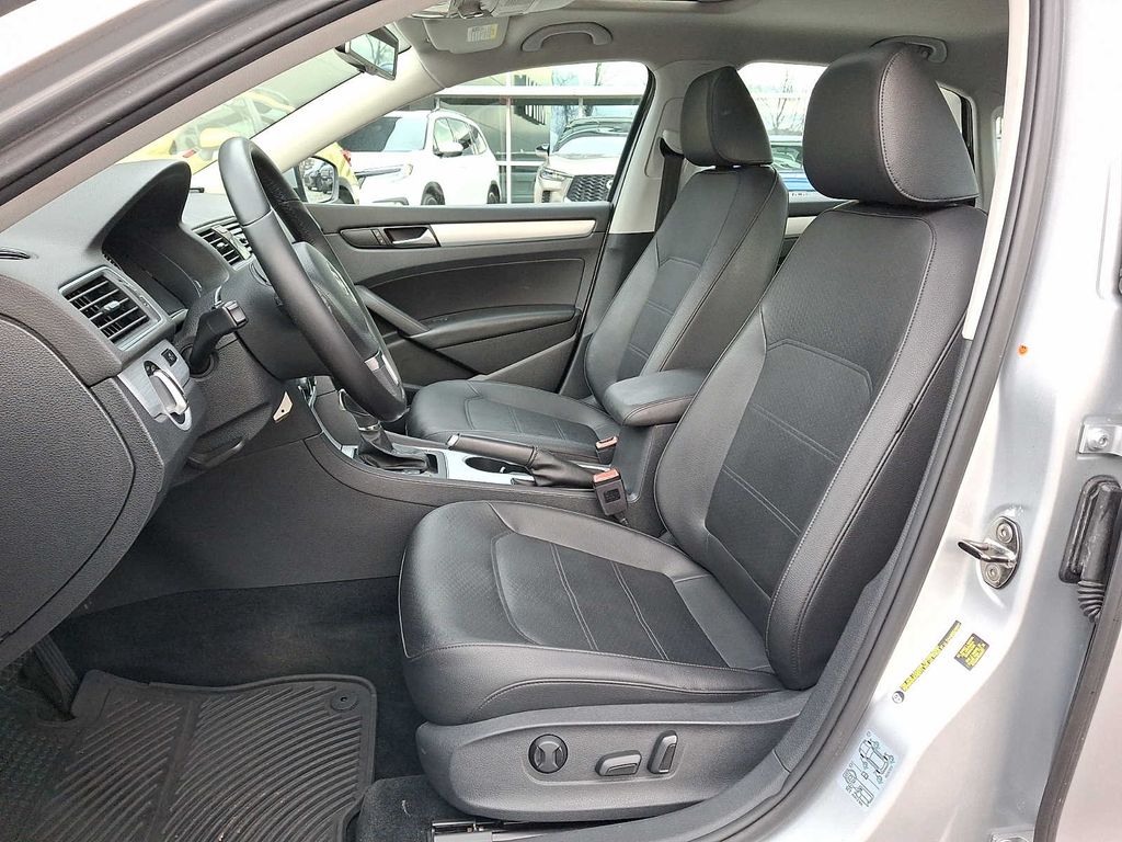 Thumbnail: 2013 Volkswagen Passat - 10