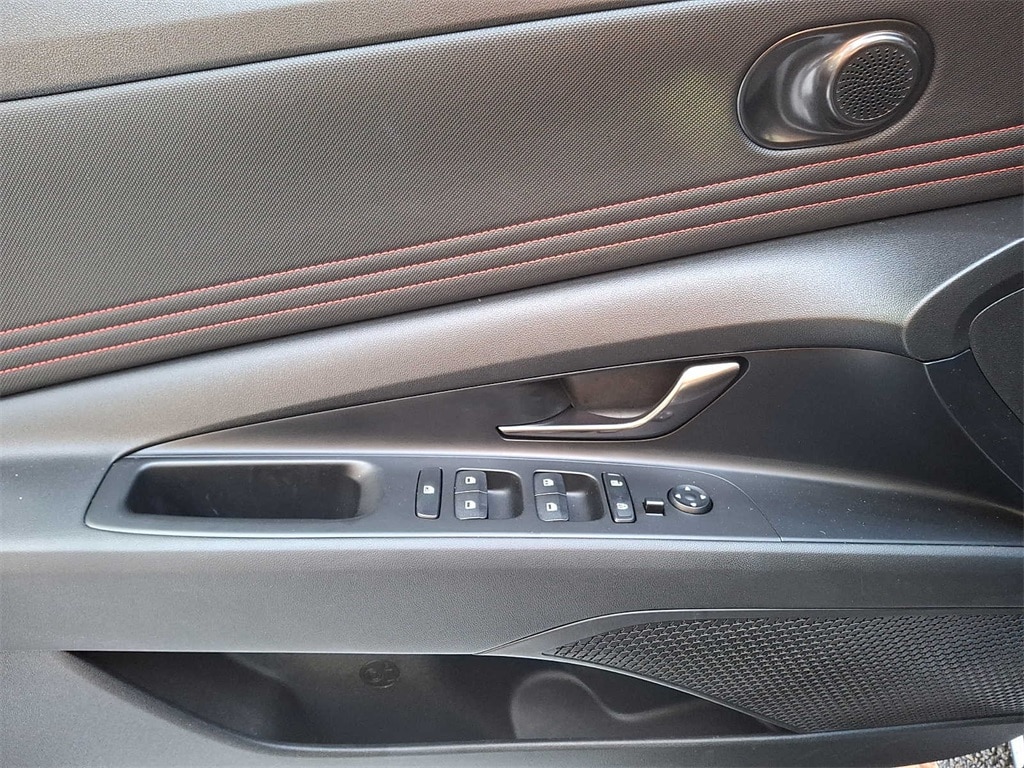 Thumbnail: 2022 Hyundai Elantra - 9