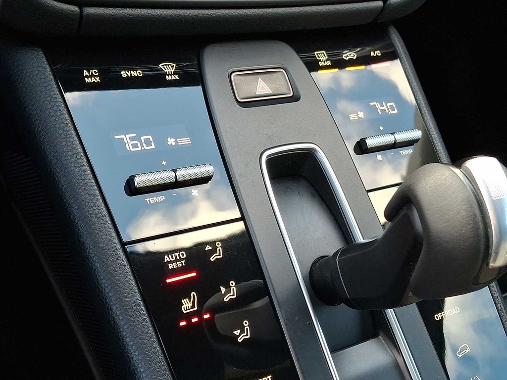 Thumbnail: 2022 Porsche Macan - 14