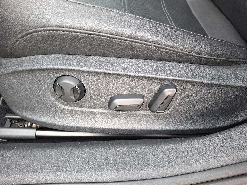 Thumbnail: 2013 Volkswagen Passat - 11