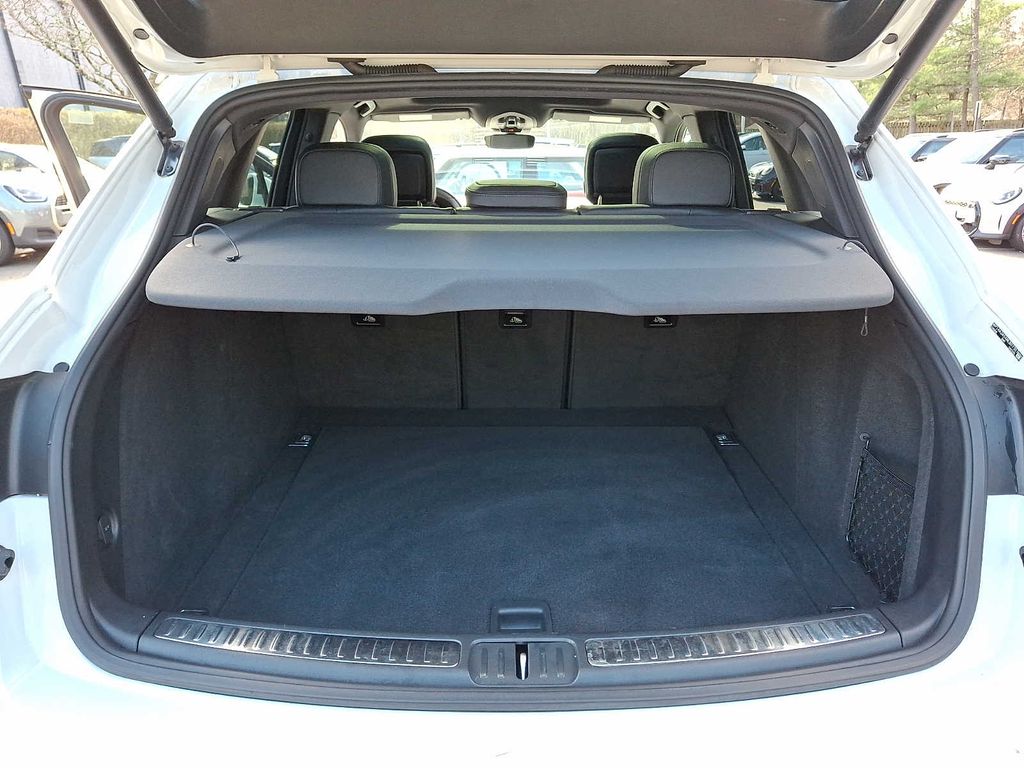 Thumbnail: 2022 Porsche Macan - 27