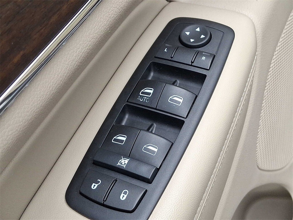 Thumbnail: 2015 Jeep Grand Cherokee - 25