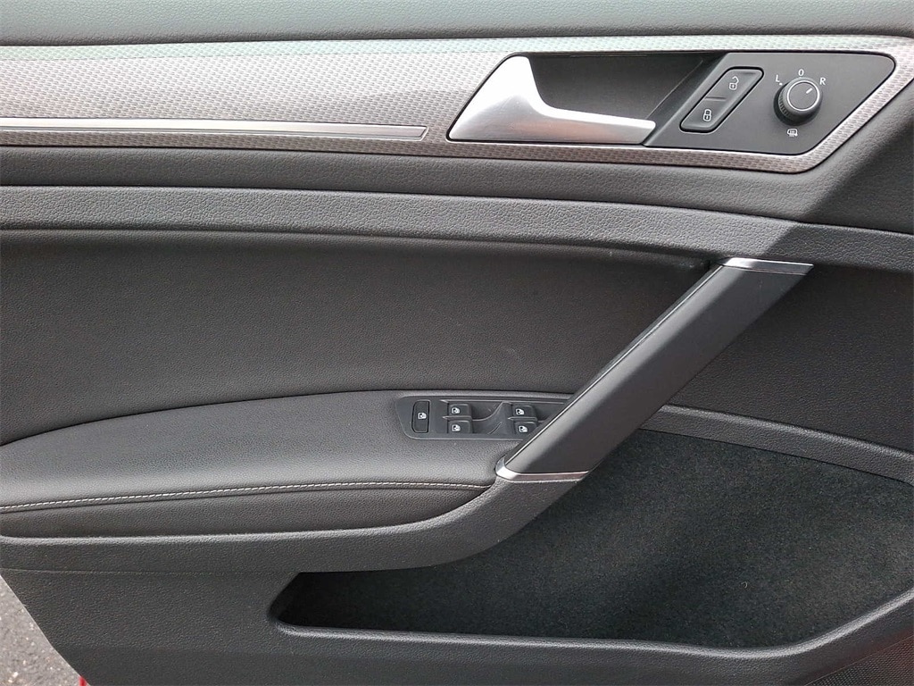 Thumbnail: 2017 Volkswagen Golf - 8