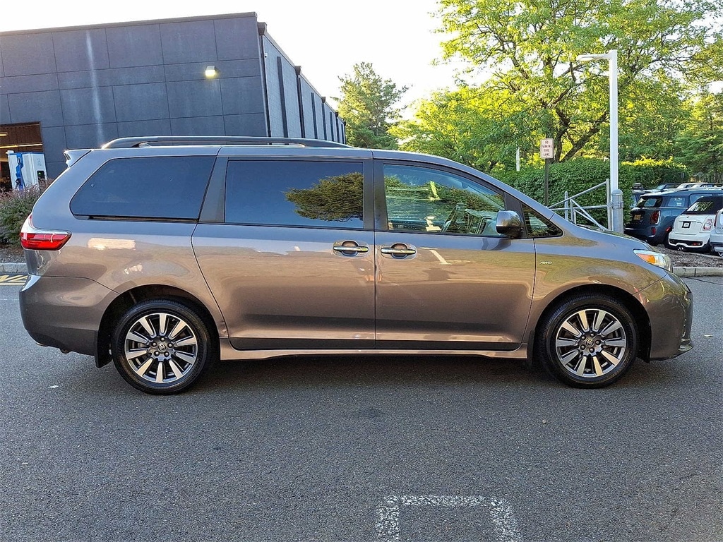 Thumbnail: 2020 Toyota Sienna - 25