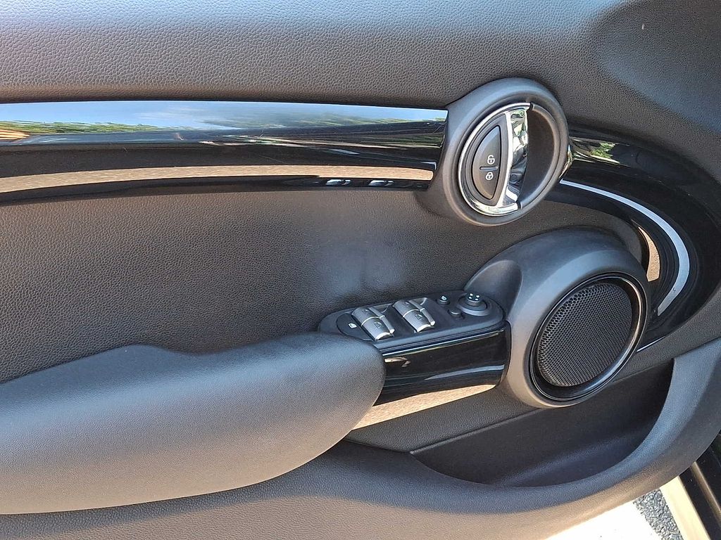 Thumbnail: 2017 MINI Cooper Hardtop - 8