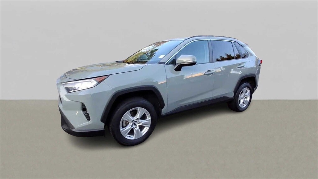 2020 Toyota RAV4 XLE photo 3