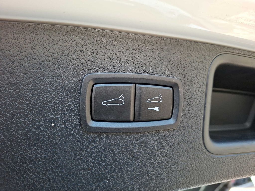 Thumbnail: 2022 Porsche Macan - 28