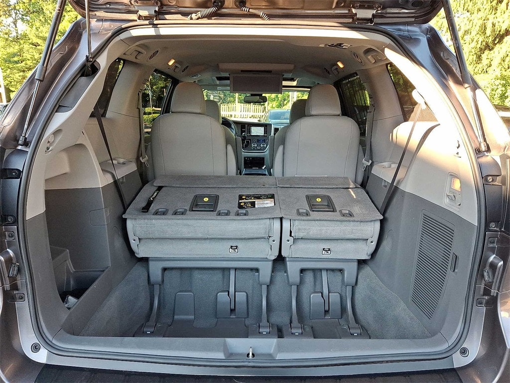 Thumbnail: 2020 Toyota Sienna - 23