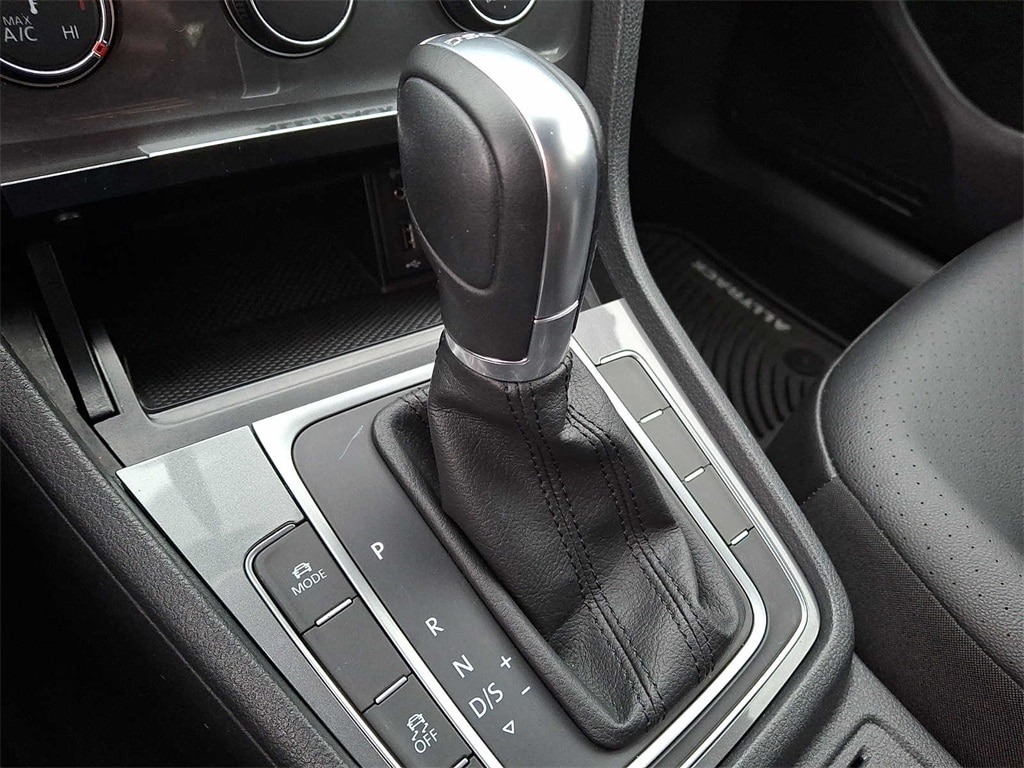 Thumbnail: 2017 Volkswagen Golf - 11