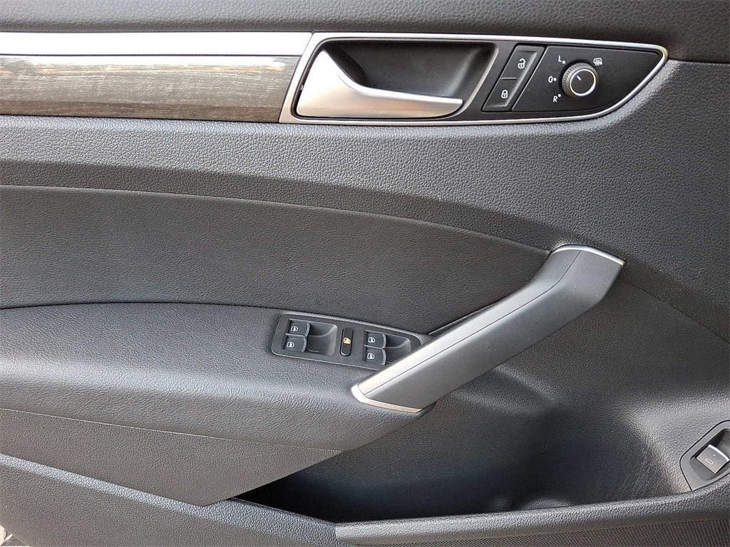 Thumbnail: 2017 Volkswagen Passat - 9