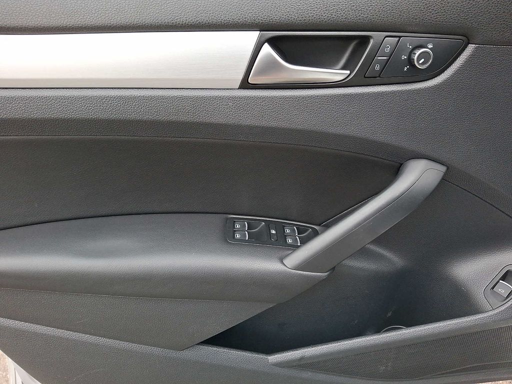 Thumbnail: 2013 Volkswagen Passat - 9