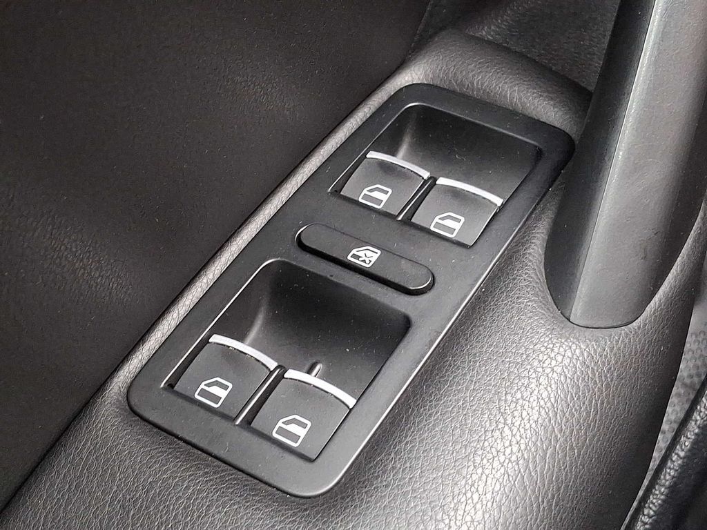 Thumbnail: 2013 Volkswagen Passat - 22