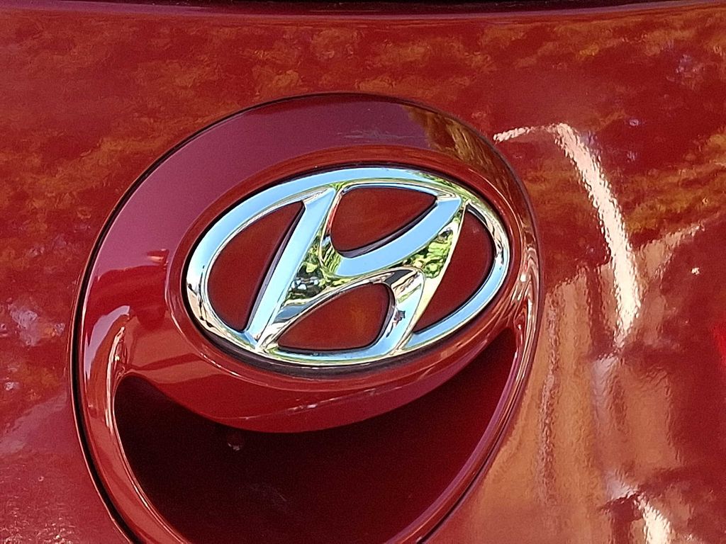 Thumbnail: 2013 Hyundai Veloster - 28
