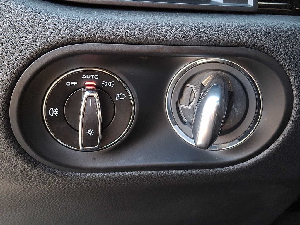 Thumbnail: 2022 Porsche Macan - 21