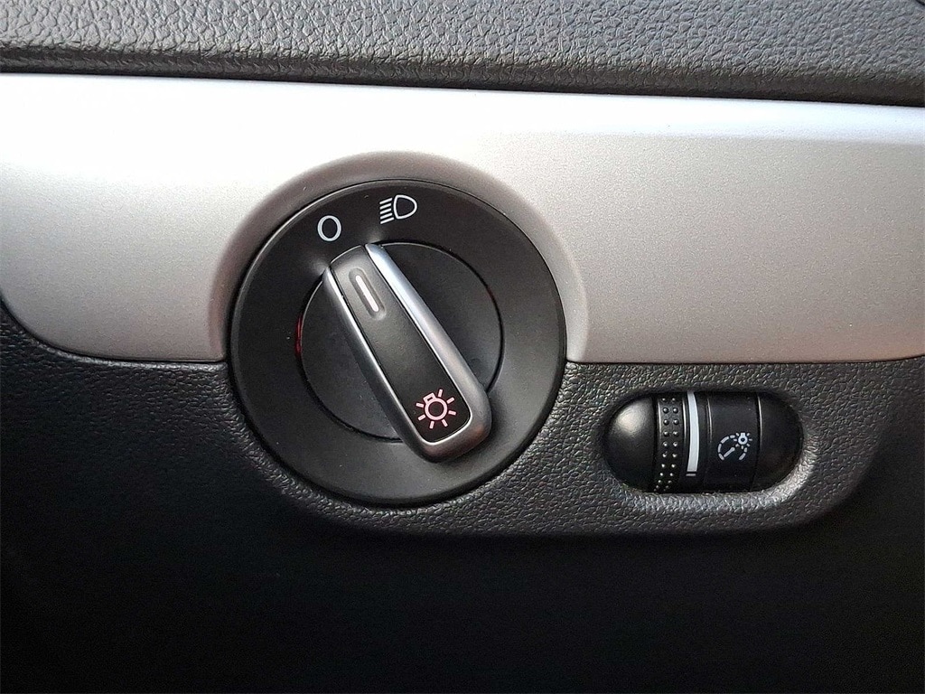 Thumbnail: 2013 Volkswagen Jetta - 17