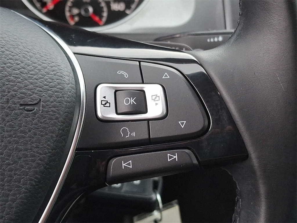 Thumbnail: 2017 Volkswagen Golf - 17