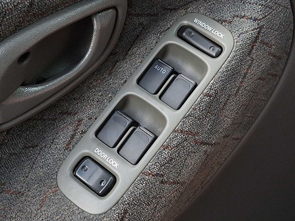 Thumbnail: 2002 Chevrolet Tracker - 23
