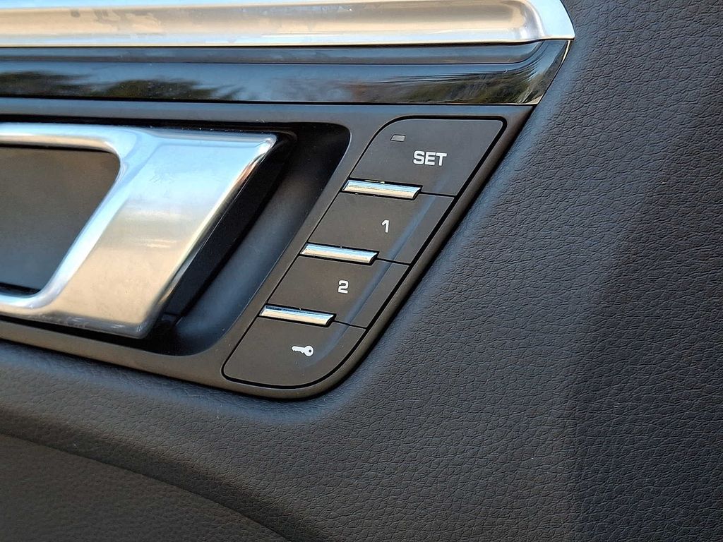 Thumbnail: 2022 Porsche Macan - 25