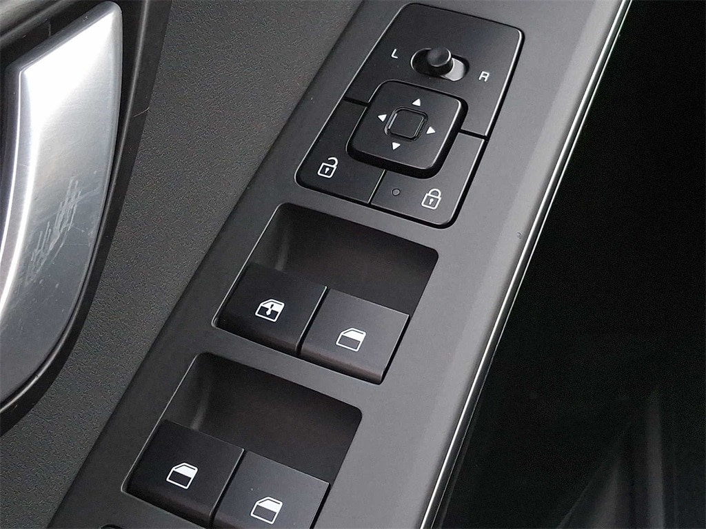 Thumbnail: 2023 Kia Niro - 25