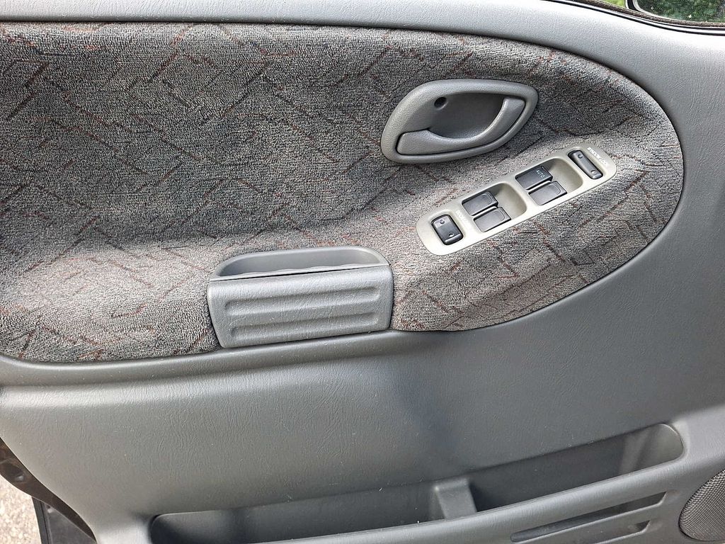 Thumbnail: 2002 Chevrolet Tracker - 10