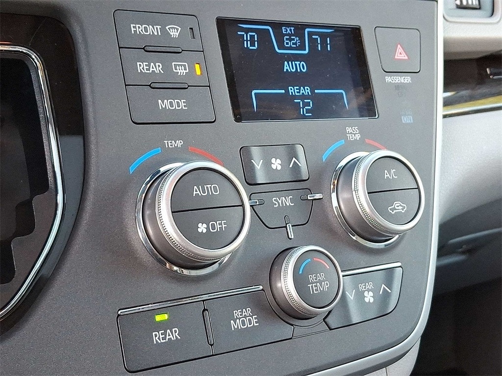 Thumbnail: 2020 Toyota Sienna - 18