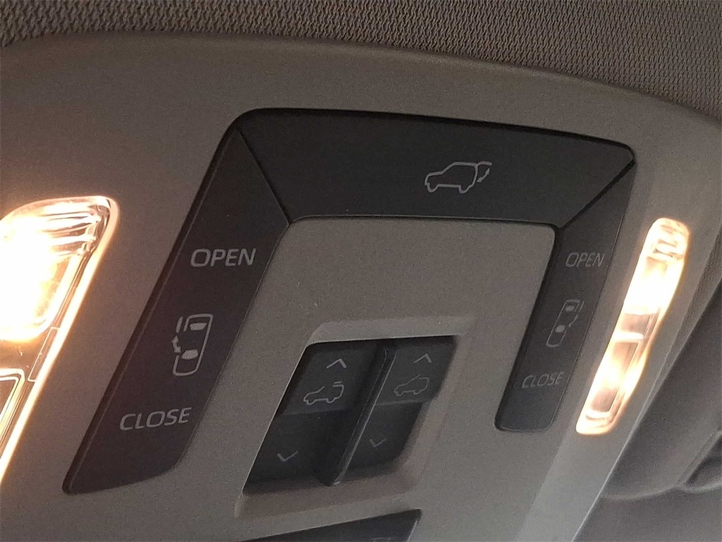 Thumbnail: 2021 Toyota Sienna - 25