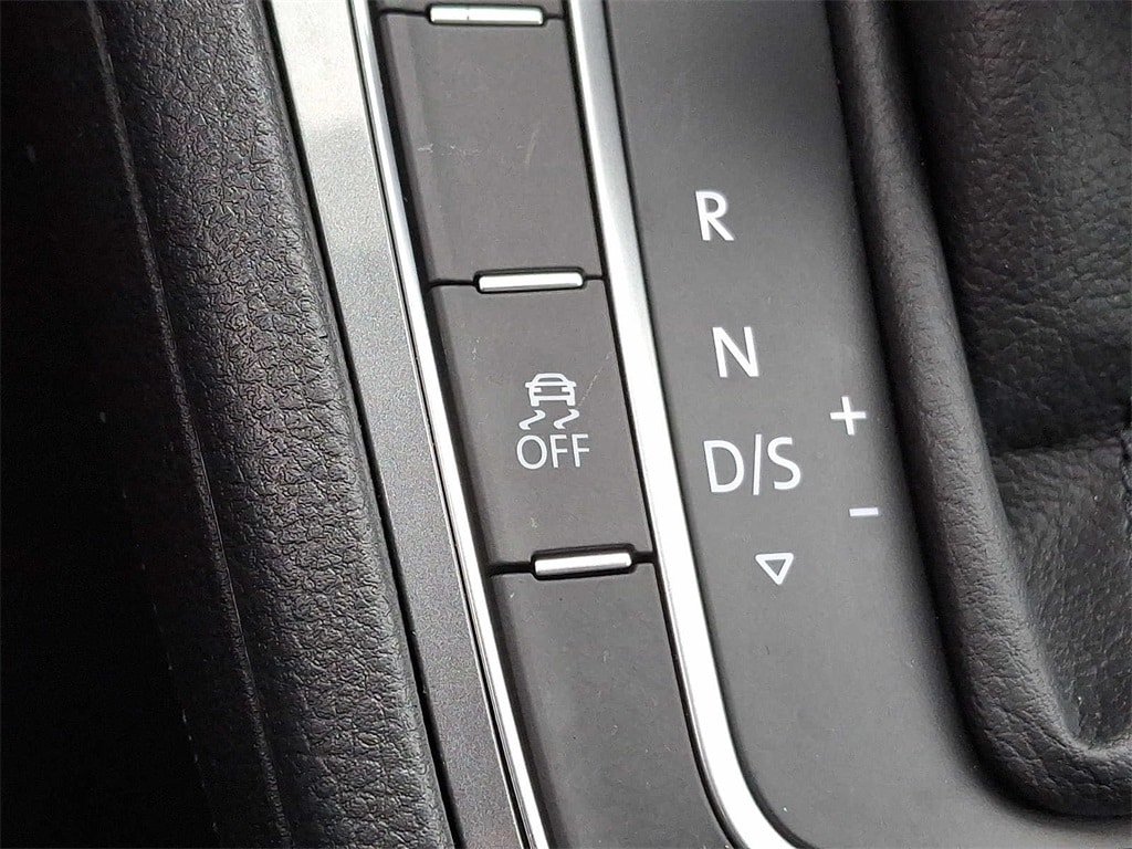 Thumbnail: 2017 Volkswagen Golf - 19