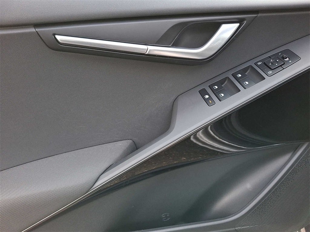 Thumbnail: 2023 Kia Niro - 8