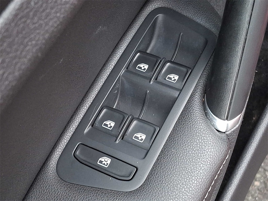 Thumbnail: 2017 Volkswagen Golf - 25