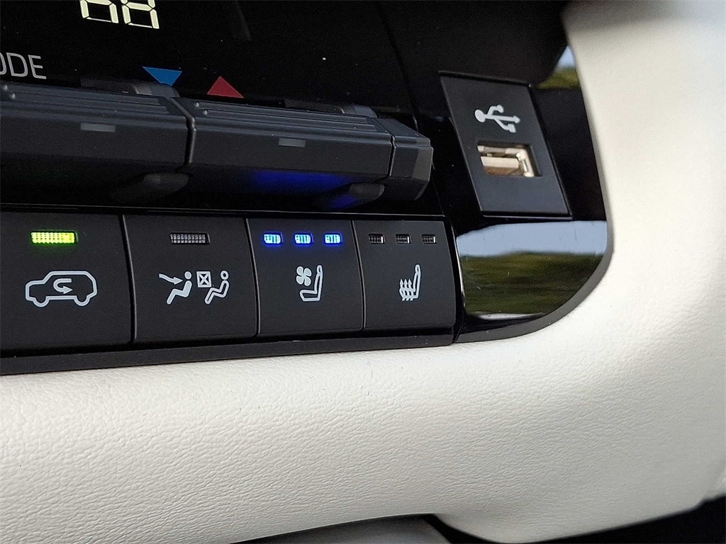 Thumbnail: 2023 Toyota Sequoia - 24