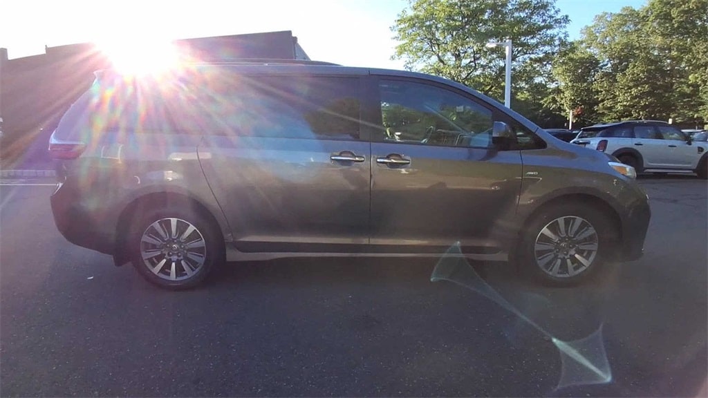 Thumbnail: 2020 Toyota Sienna - 9