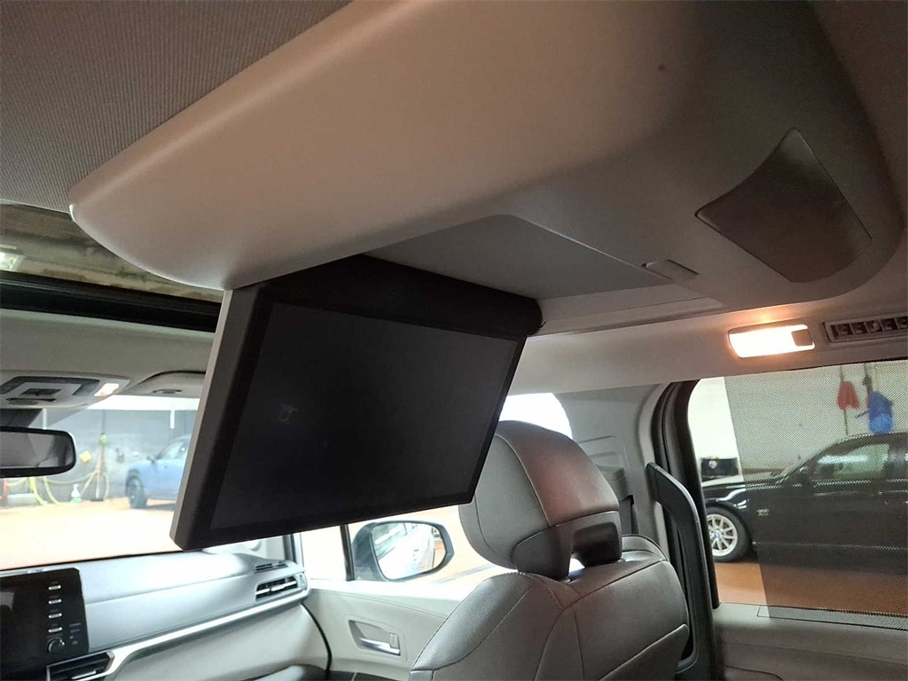 Thumbnail: 2021 Toyota Sienna - 10