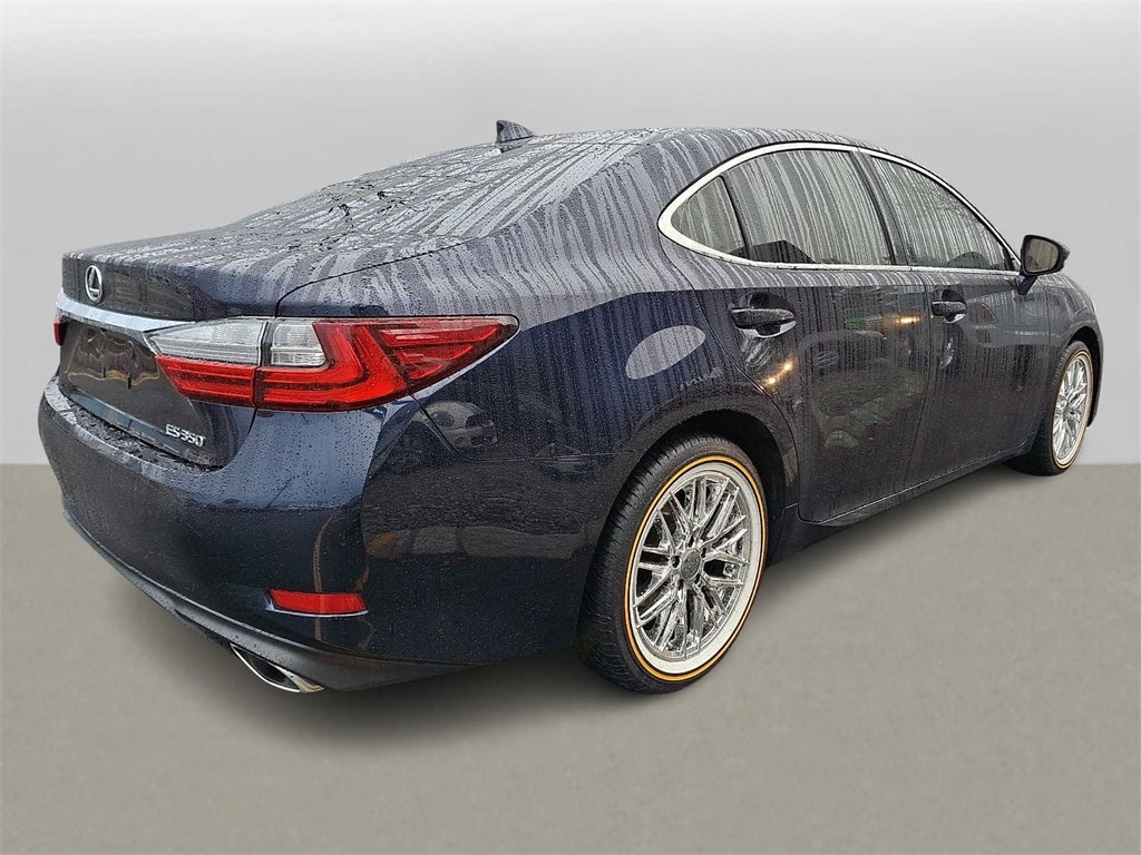 Thumbnail: 2017 Lexus ES - 4