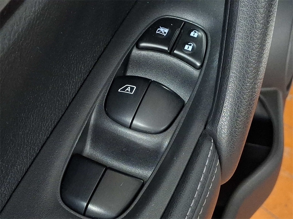 Thumbnail: 2018 Nissan Rogue Sport - 25