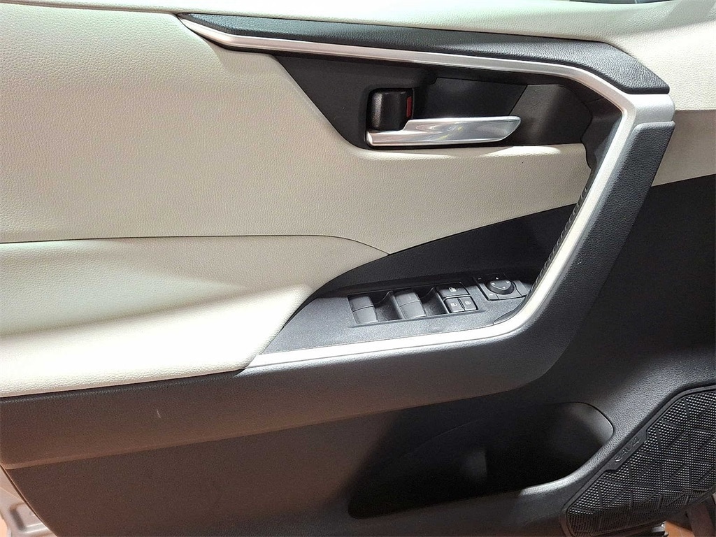 Thumbnail: 2021 Toyota RAV4 - 10
