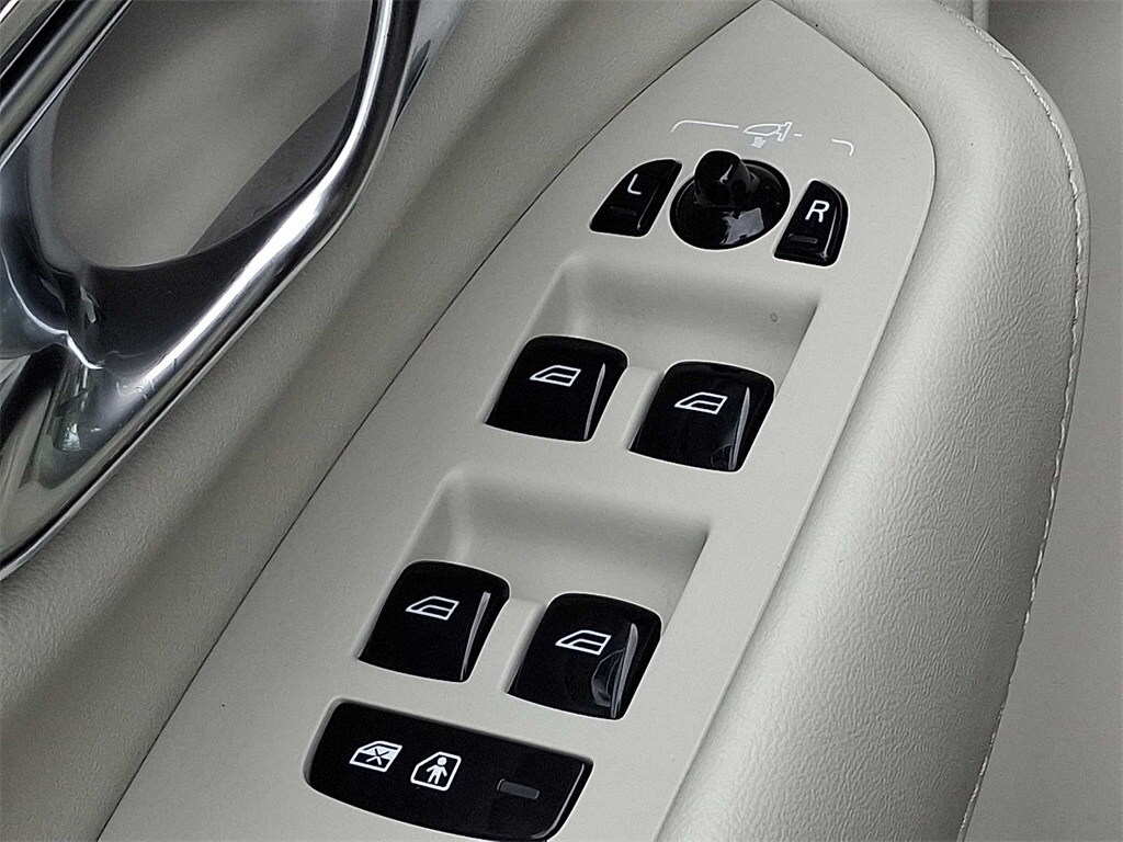 Thumbnail: 2023 Volvo XC90 - 25