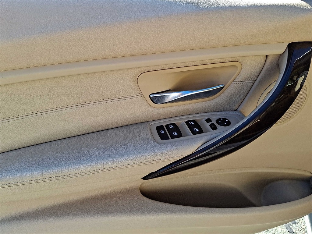 Thumbnail: 2015 BMW 3 Series - 9