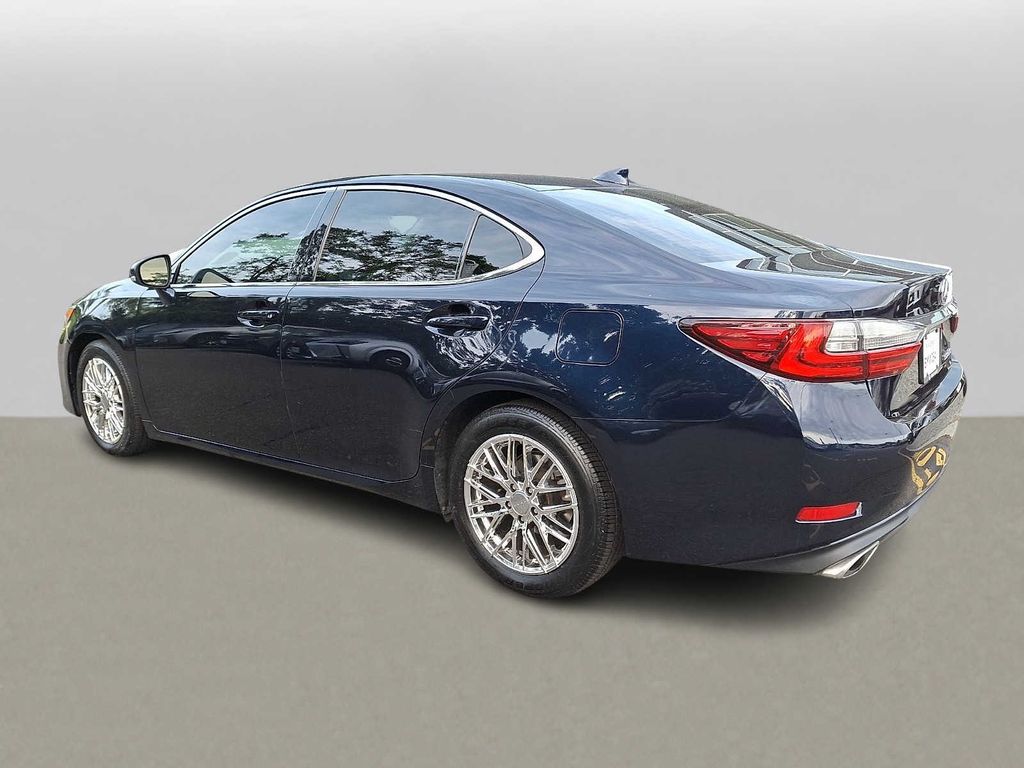 Thumbnail: 2017 Lexus ES - 4