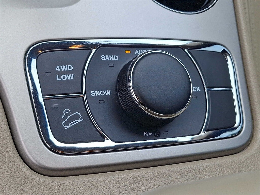 Thumbnail: 2015 Jeep Grand Cherokee - 20