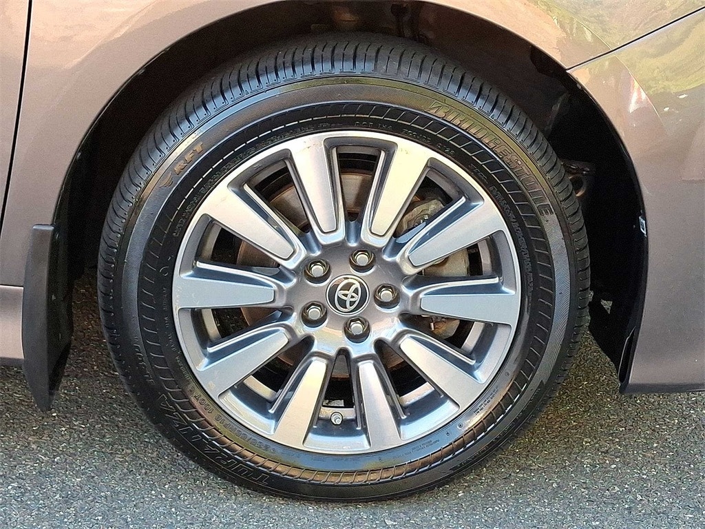 Thumbnail: 2020 Toyota Sienna - 26