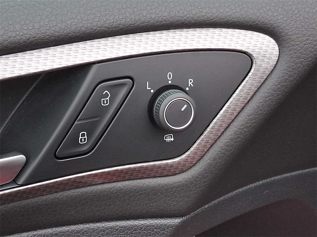 Thumbnail: 2017 Volkswagen Golf - 24