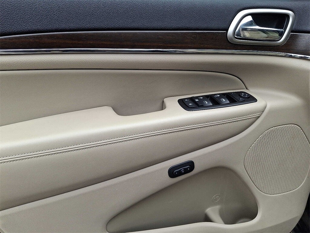 Thumbnail: 2015 Jeep Grand Cherokee - 9