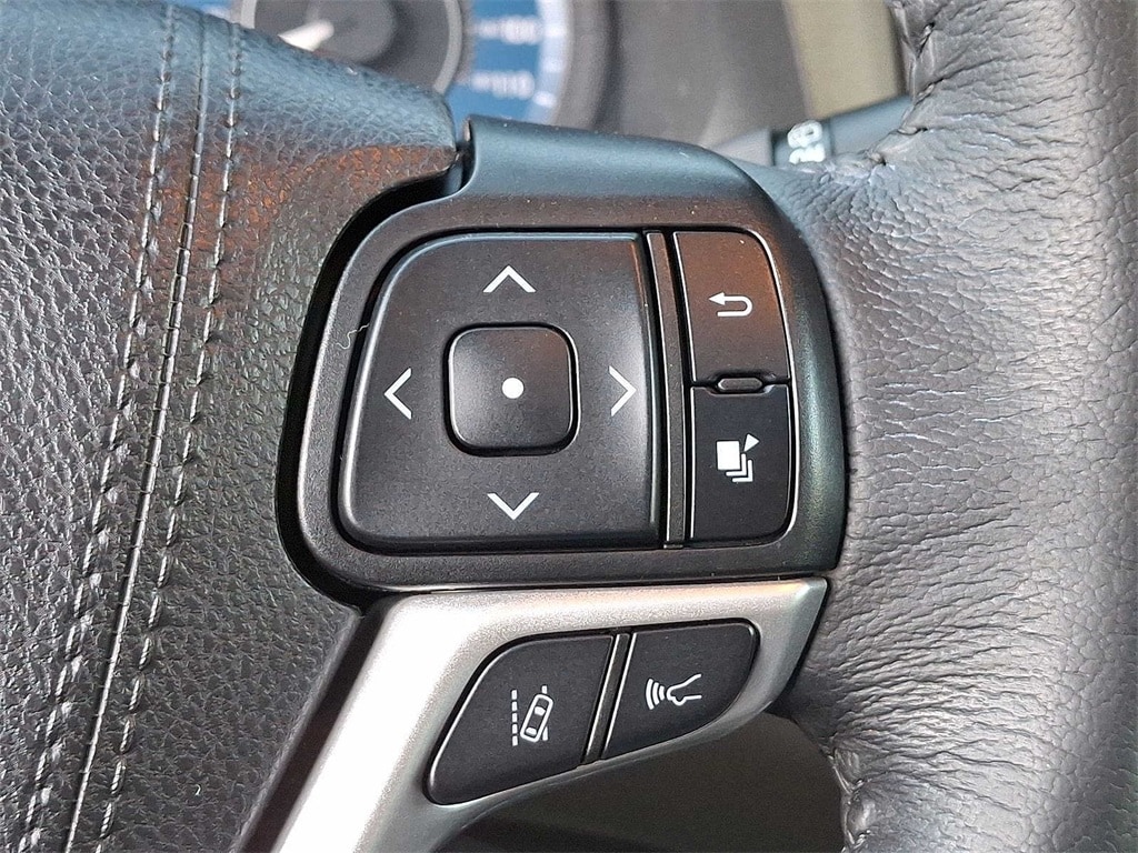 Thumbnail: 2020 Toyota Sienna - 17