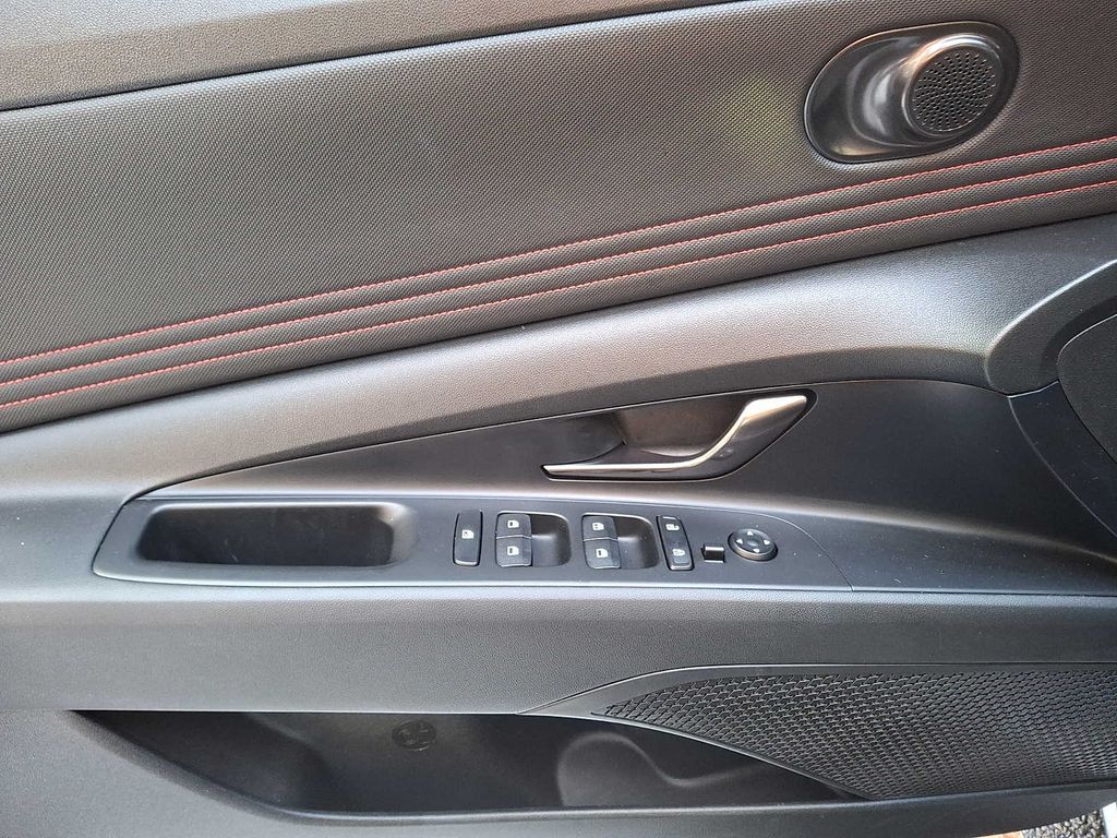 Thumbnail: 2022 Hyundai Elantra - 5