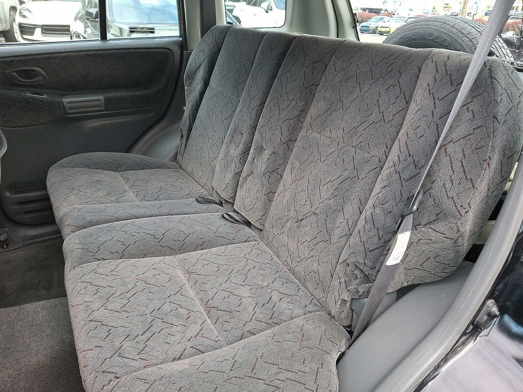 Thumbnail: 2002 Chevrolet Tracker - 9