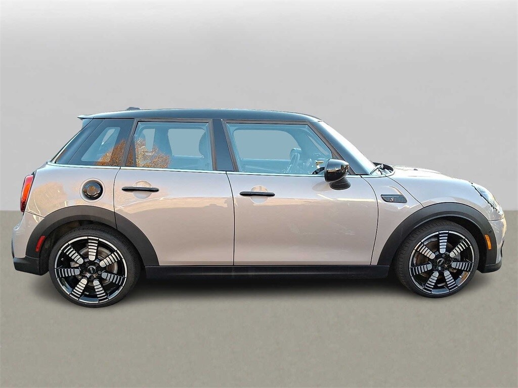 2024 Mini Cooper 4 Door Hardtop S Iconic photo 2
