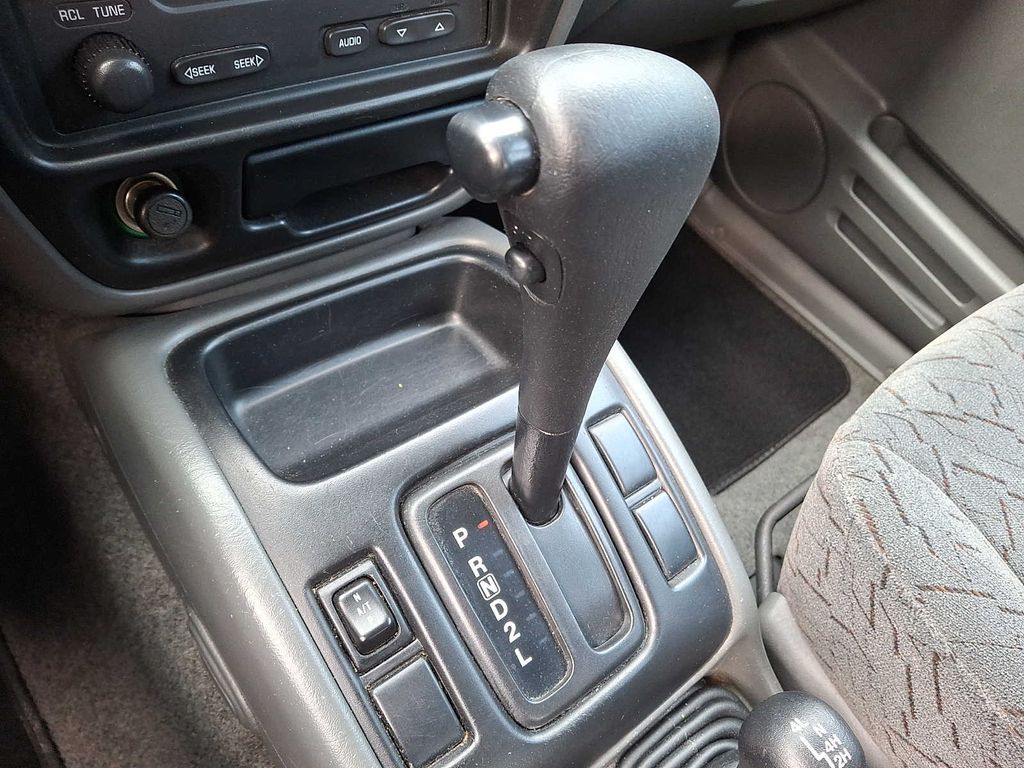 Thumbnail: 2002 Chevrolet Tracker - 13