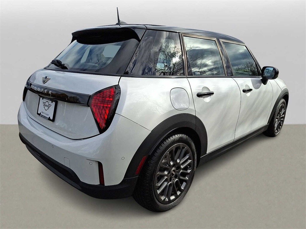 2025 Mini Cooper 4 Door Hardtop Signature photo 2