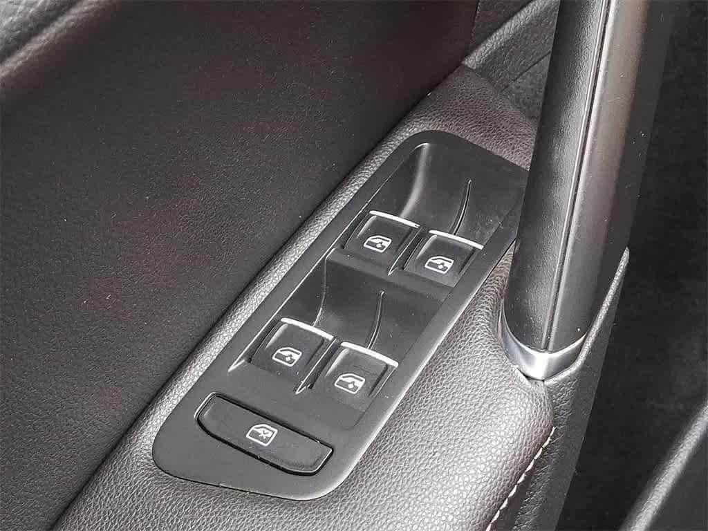 Thumbnail: 2017 Volkswagen Golf - 20